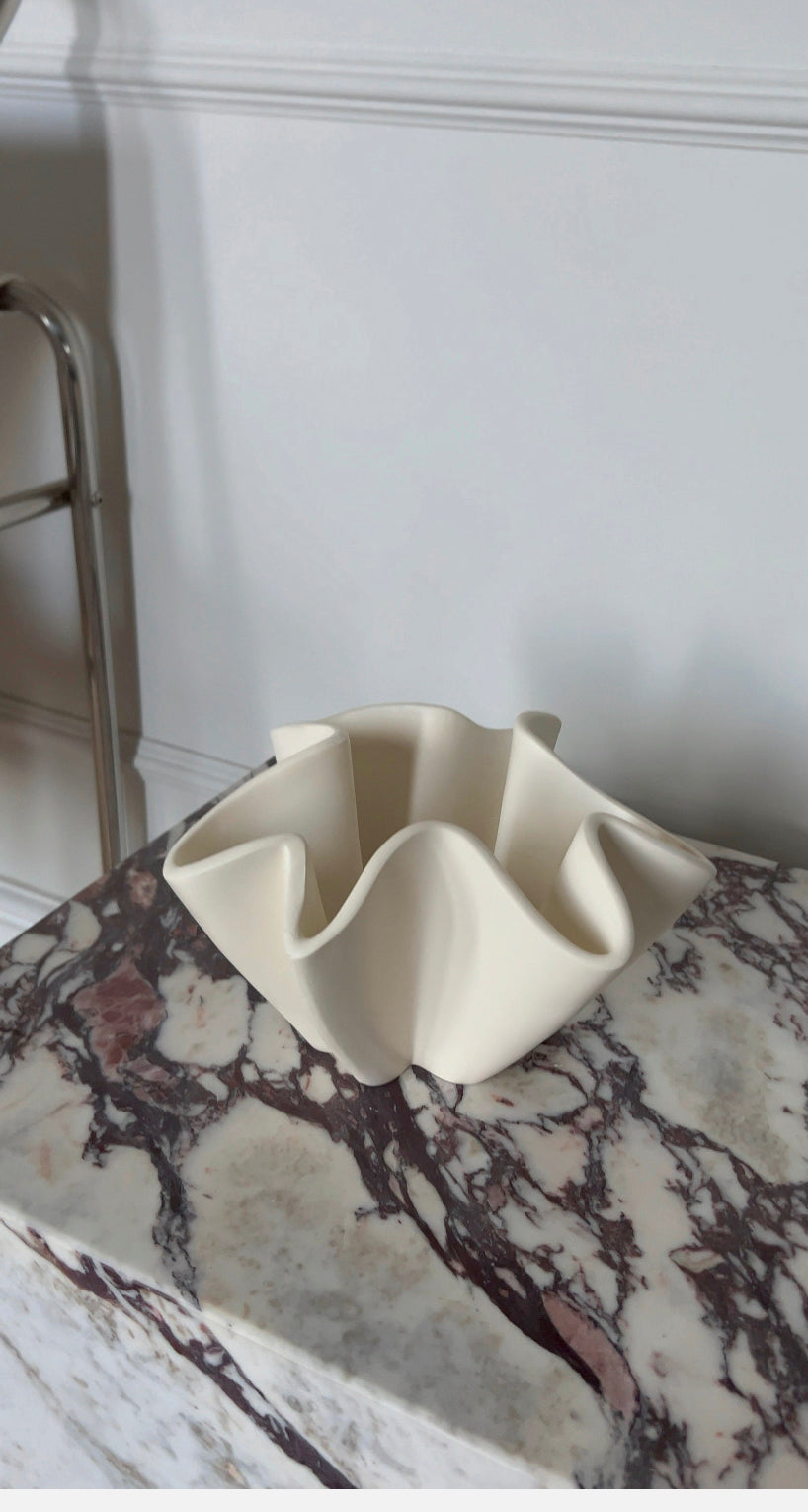 Sculpted ruffle decor bowl